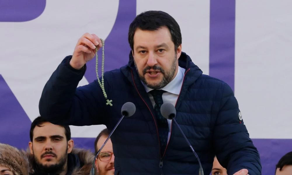 Σαλβίνι: ''Δεν θέλω να κυνηγήσει κανείς τον γιό μου με μια σύριγγα εμβολίου''